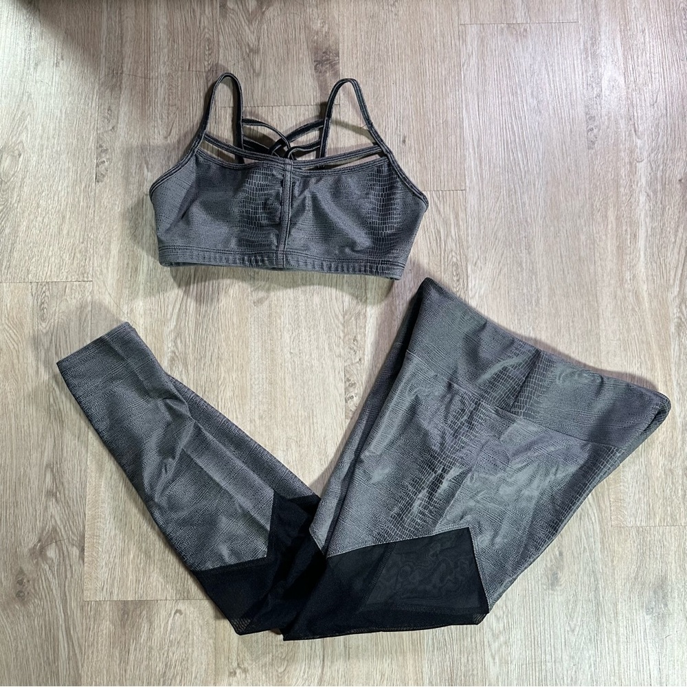 Onzie Women Gray Crocodile Print Bra Top Medium Activewear Fitness